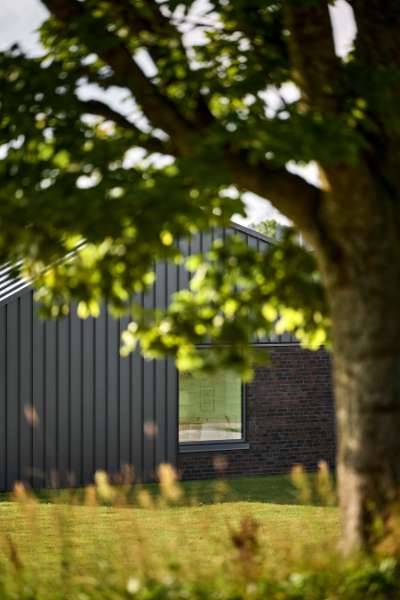 Vergangenheit und Zukunft treffen sich in stahlverkleideten Reihenhäusern mit Geschichte im Hinterhof, Jernaldervej 8, 8600 Silkeborg, Dänemark